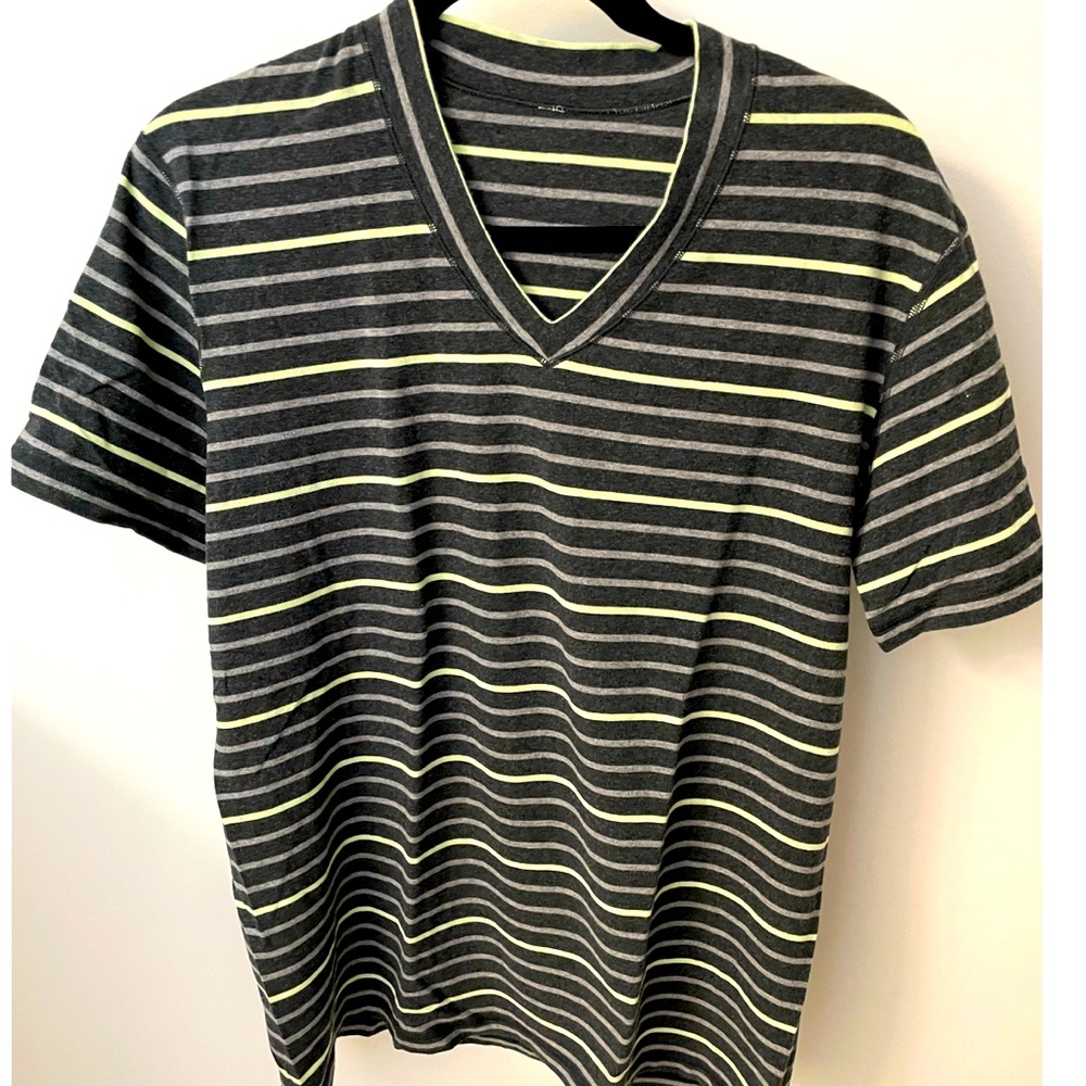 Men’s Lululemon short sleeved t-shirt